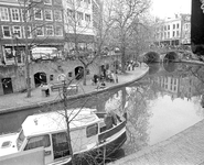 880653 Afbeelding van twee kunstenaressen met omstanders aan het werk op de werf langs de Oudegracht tussen de Jansbrug ...